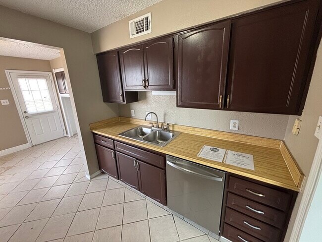 Building Photo - 3 bed 2 bath home