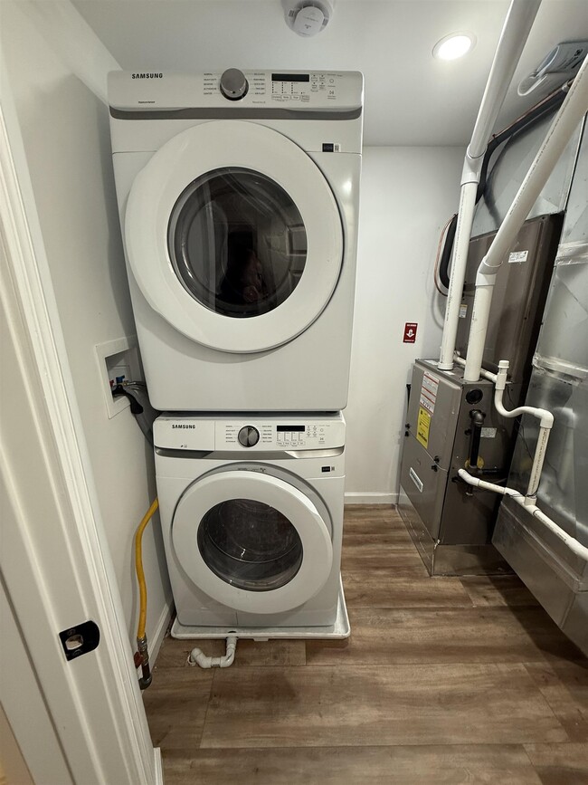 Building Photo - 23 E 44th St