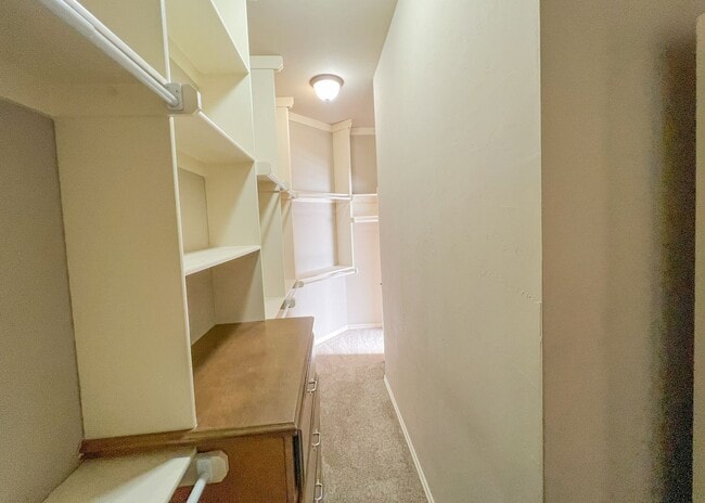 Building Photo - $1000 OFF FIRST MONTHS RENT | Wonderful layout in Fenwick Garden Village!