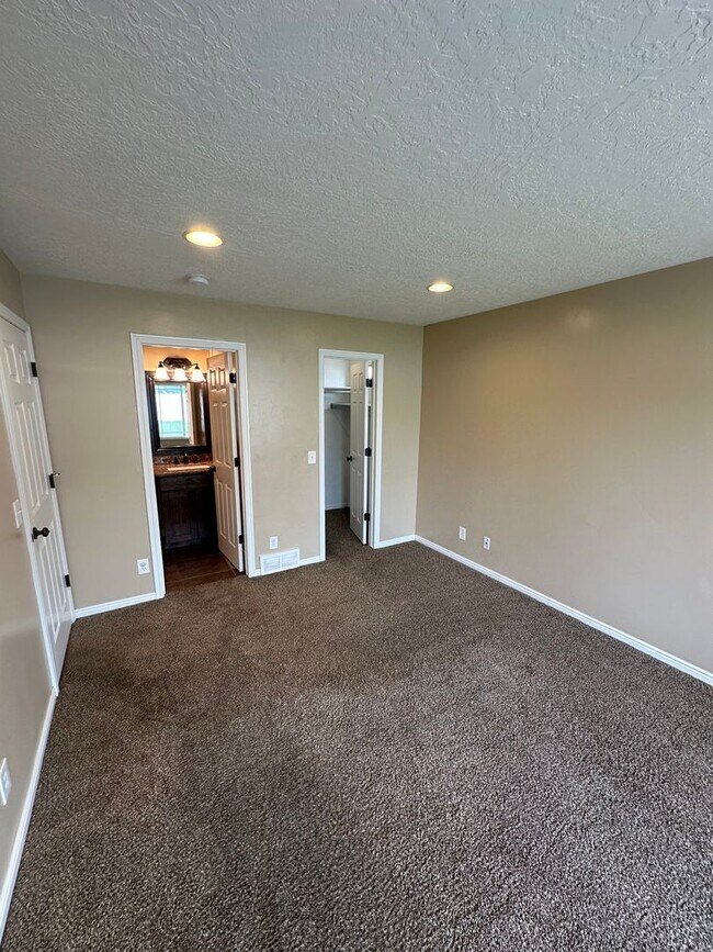 Building Photo - Great Family Home in Excellent West Jordan...