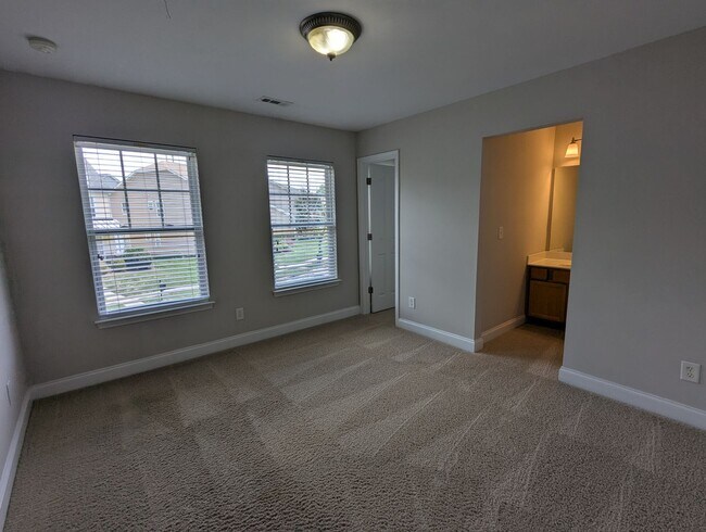 Building Photo - 4BR Main Floor Master, Huntersville