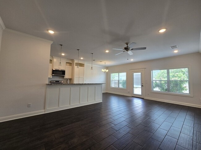 Building Photo - 823 Lindsey Ln