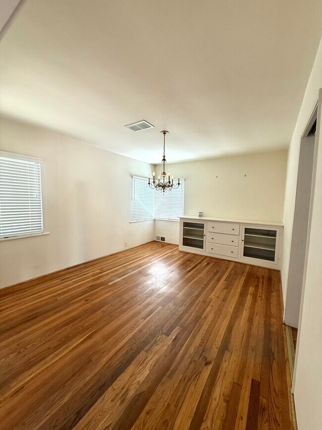 Building Photo - 810 Martin St
