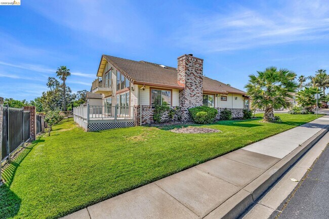 Building Photo - 5650 Edgeview Dr