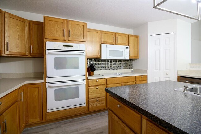 Building Photo - 1222 Myopia Hunt Club Dr