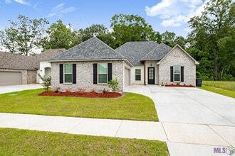 Building Photo - Fully Furnished! 5 bedroom, 3 bath home i...