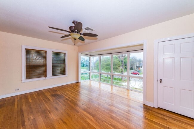 Building Photo - 2218 W Mistletoe Ave