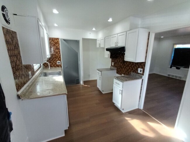 Building Photo - 3 bedroom, 1 bathroom Now Available!