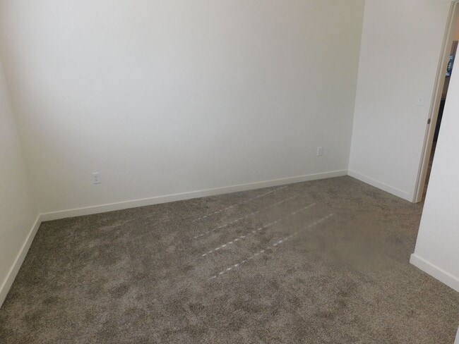 Building Photo - Walking Distance to Community