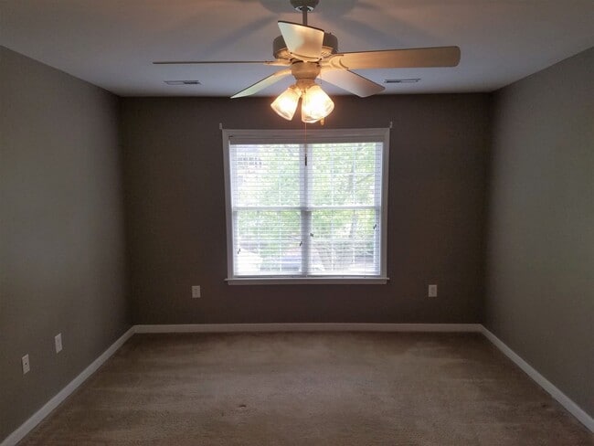 Building Photo - Large 2 story transitional in Birkdale