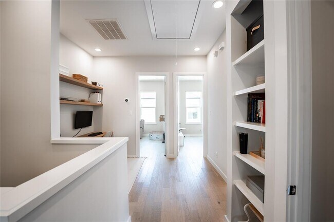Building Photo - 827 Martin St