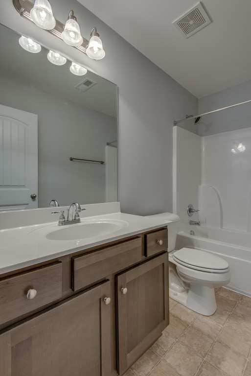 Building Photo - Spacious 4 Bedroom Home with Open Floor Plan - Free Rent!