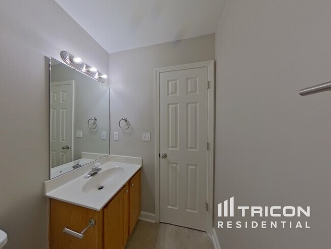 Building Photo - 2045 Sunset Village Dr
