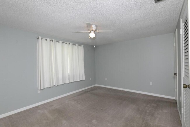 Building Photo - 12111 Meadowbrook Ln