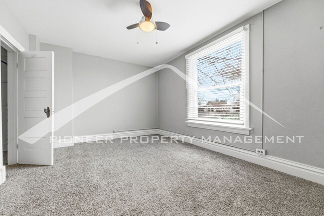 Building Photo - Charming Townhouse with Washer/Dryer and Central AC