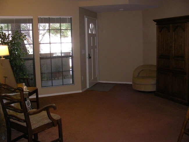 Building Photo - Ground Floor Condo - Available For Lease!