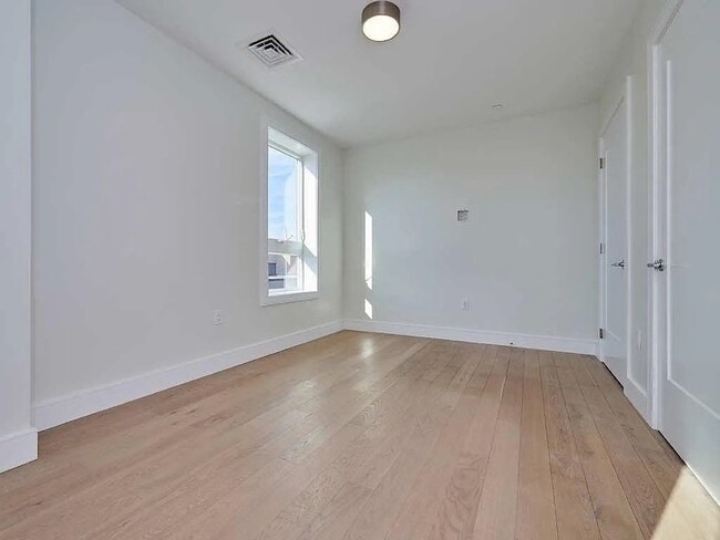 Building Photo - 301 Border St