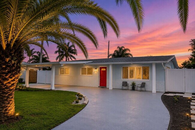 Building Photo - "Charming Furnished (Unfurnished Negotiable) 3-Bed Oasis with Hot tub in Palm Beach Gardens – 2,2...