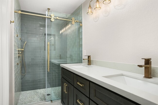 Building Photo - 4002 Dixie Farm Rd