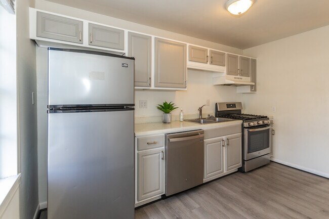 Building Photo - 4942 W 11th St