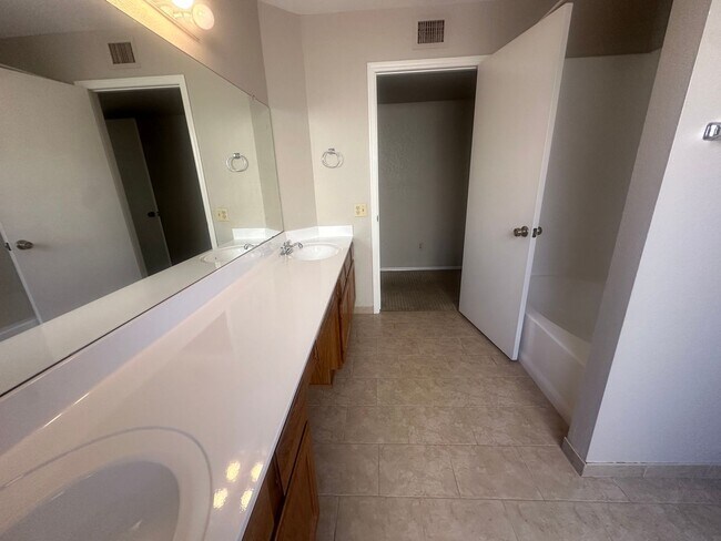 Building Photo - Price lowered for a quick move in; 3 bedroom, 2 bath single story home with 2 car garage in Chandler