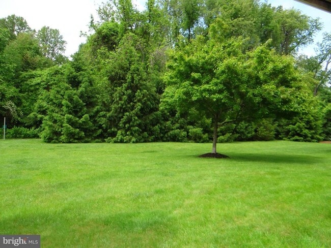 Building Photo - 400 Larose Dr
