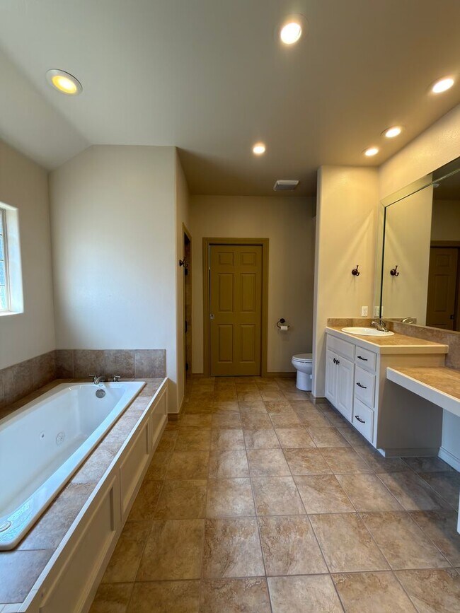 Building Photo - Immaculate garden home in Tivoli Estates
