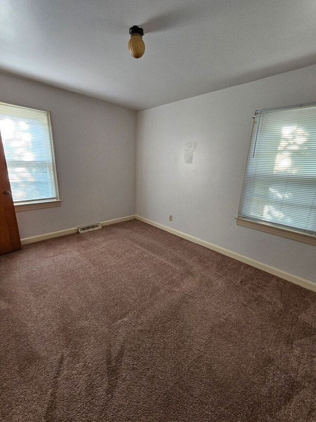 Building Photo - 3 BR near Parkside Park!