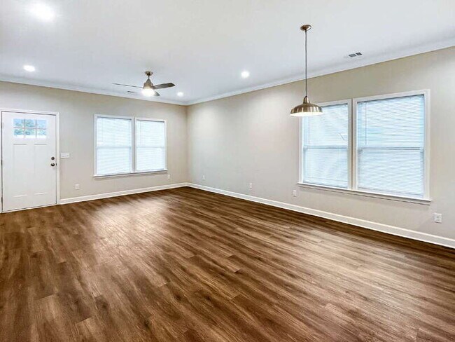 Building Photo - 39 Travis St