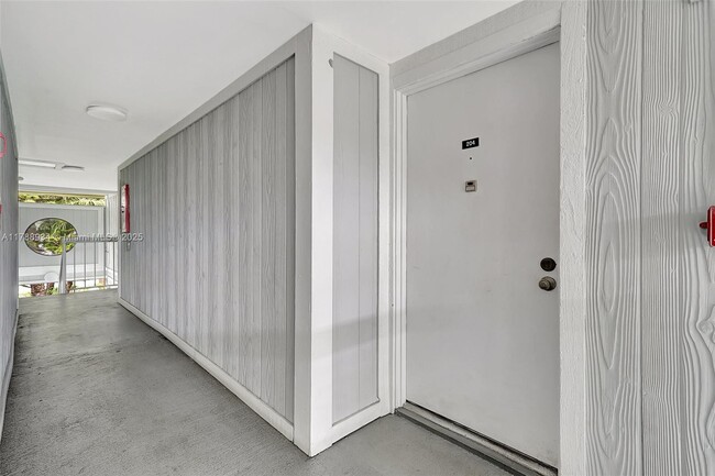 Building Photo - 825 NE 199th St