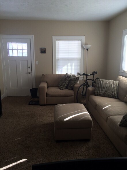 Building Photo - 821 Diamond Ave NE