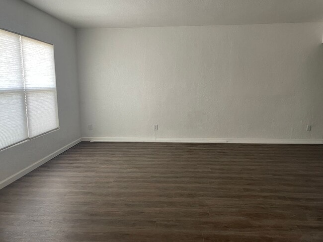 Building Photo - Cute and updated 3 bedroom 1 bathroom home...