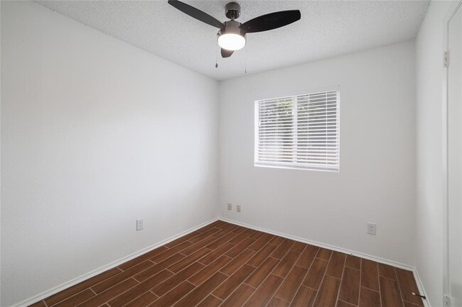 Building Photo - 804 Lone Tree Ct