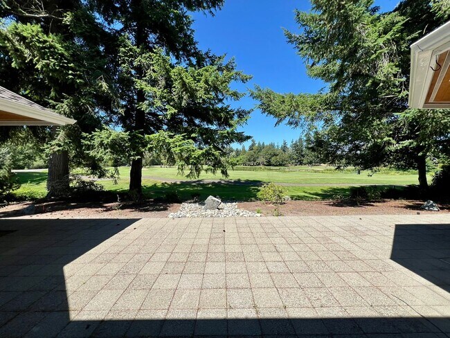 Building Photo - Beautiful 3-Bed 3-Bath home on Semiahmoo G...