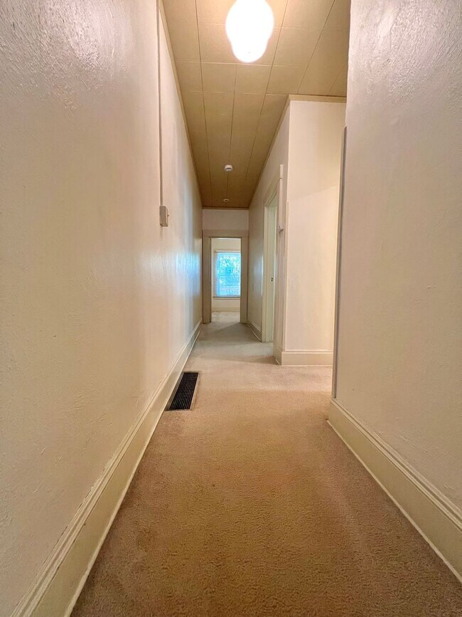 Building Photo - Stunning Vintage 2 Bed 1 Bath in NW 23rd!
