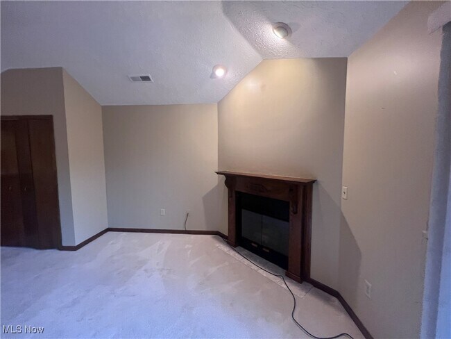 Building Photo - 8591 Scenicview Dr