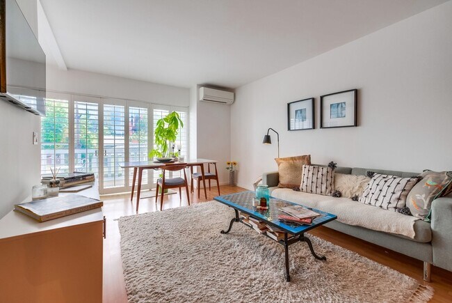 Building Photo - 999 N Doheny Dr