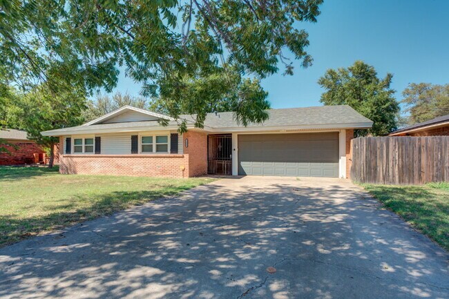 Building Photo - Renovated Three-Bedroom home in Central Lu...