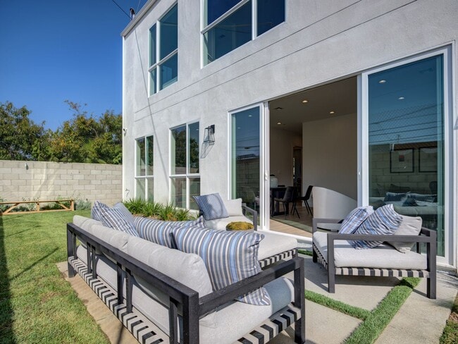 Building Photo - 6018-6018 Comey Ave