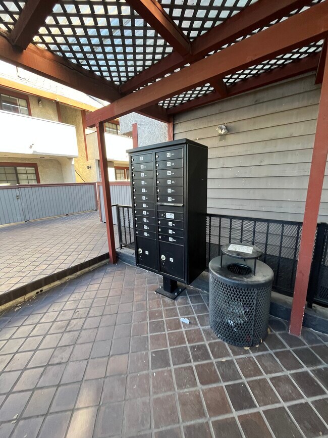 Building Photo - 15946 Vanowen St