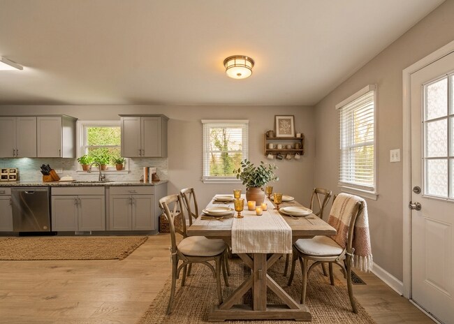 Building Photo - 1910 Hilldale Dr