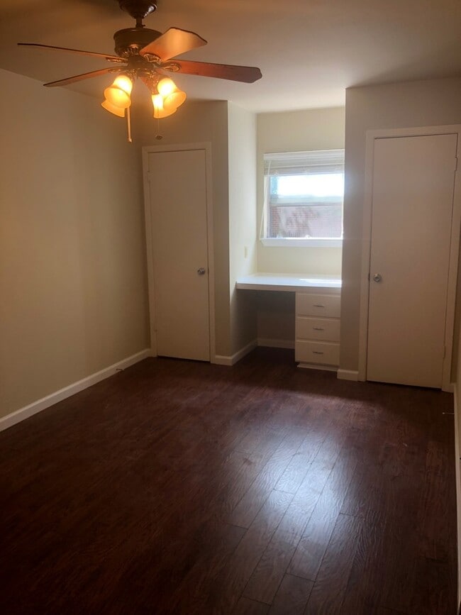 Building Photo - August Prelease : Hyde Park 2 bed/1 bath Condo, New Paint and Updated Bathroom!