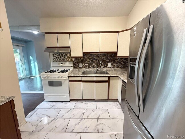 Building Photo - 24706 Bashian Dr