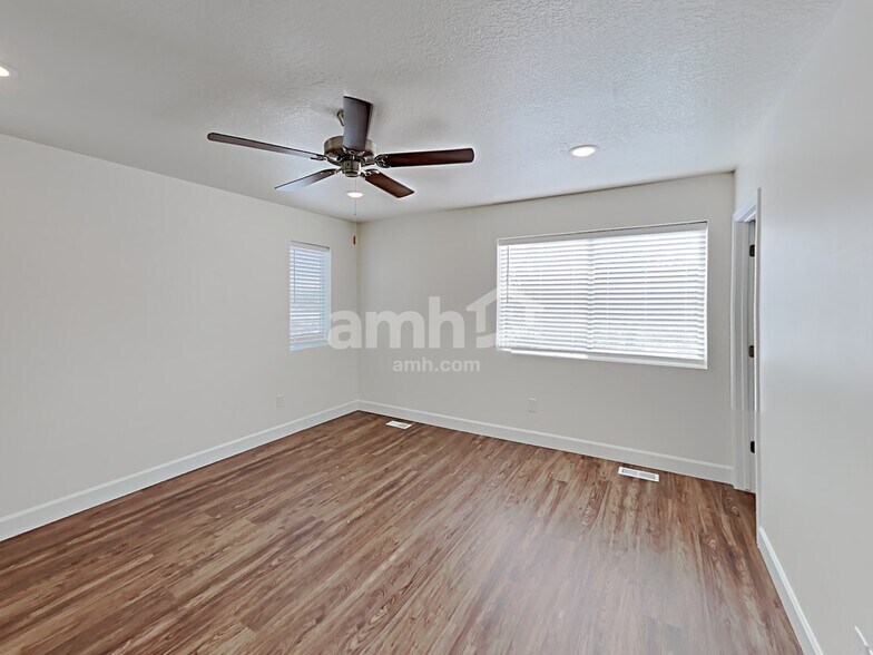 Building Photo - 1399 E Perelle Ln