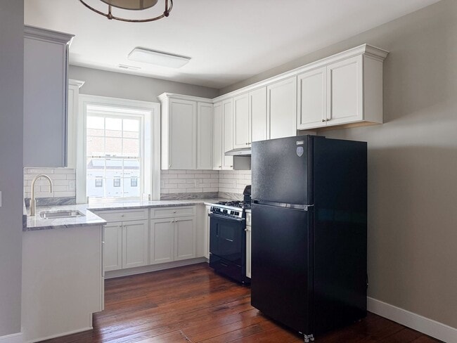 Building Photo - Renovated One-Bedroom Gem Steps from Train...