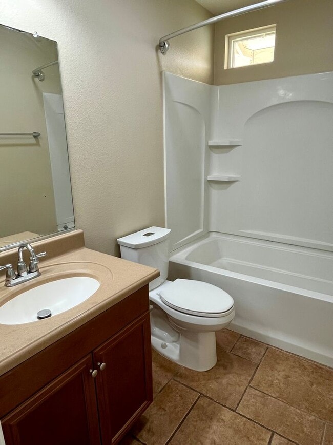 Building Photo - Beautiful 3 bed 2 bath townhome