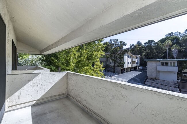 Building Photo - Lovingly Maintained 1 Bed, 1 Bath Condo in...