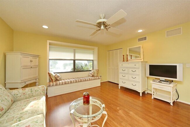 Building Photo - 5728 Doral Dr