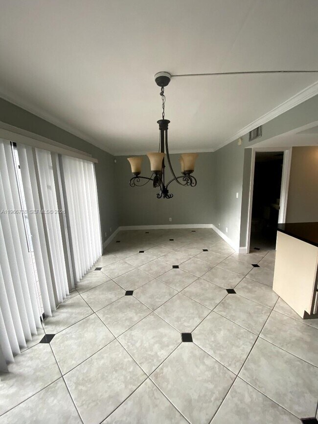 Building Photo - 613 N University Dr