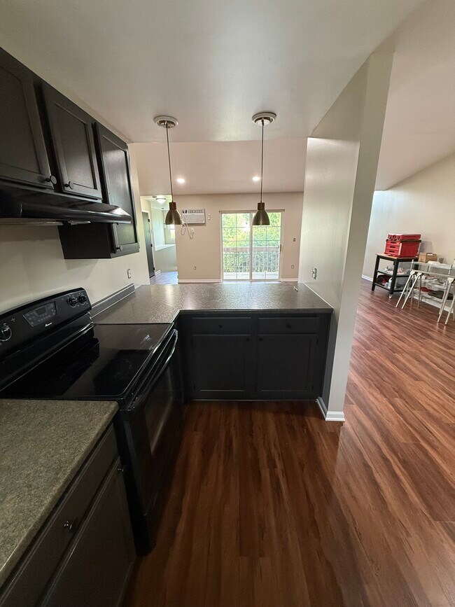 Building Photo - 514 Root Ave